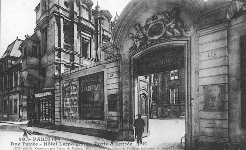 24 rue Pavée, entrée de l'hôtel Lamoignon