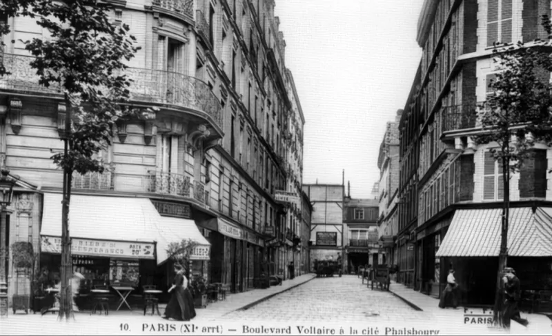 Angle cité de Phalsbourg et boulevard Voltaire