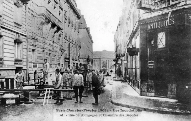 Angle rue de Bourgogne et rue Las Cases
