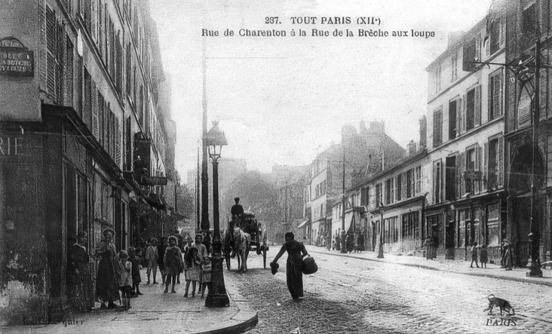 Angle rue de Charenton et rue de la Brèche aux loups