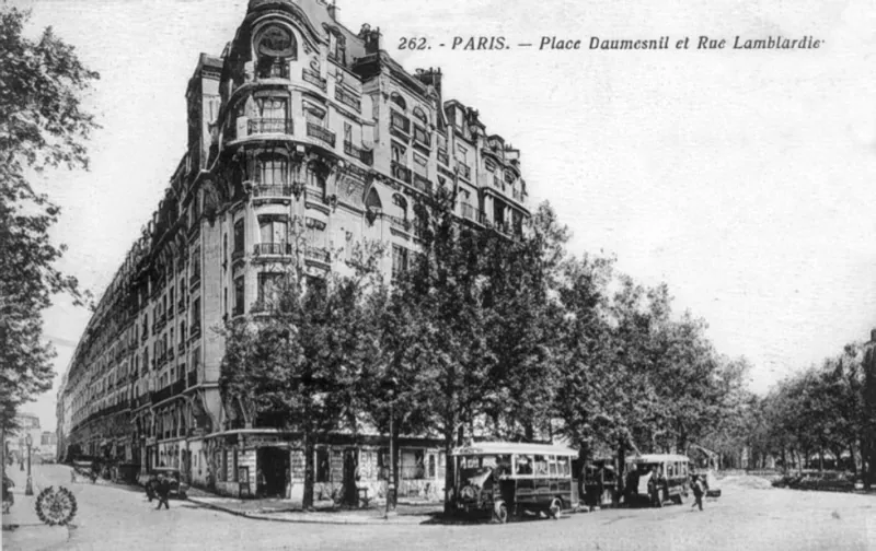 Angle rue Lamblardie et place Félix Eboué