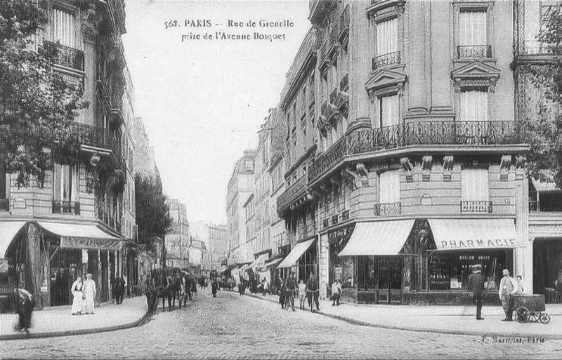 Rue de Grenelle depuis l'avenue Bosquet
