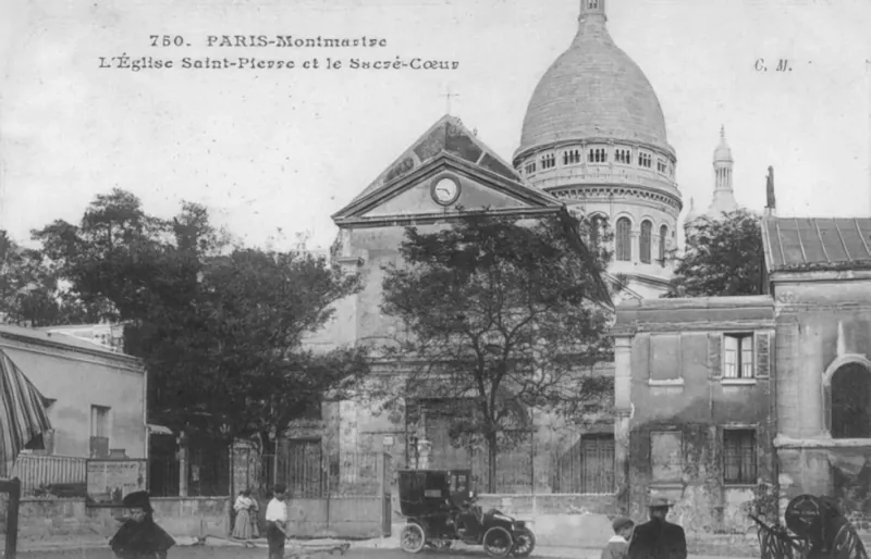 L'église Saint-Pierre et le Sacré Cœur depuis la place du Tertre
