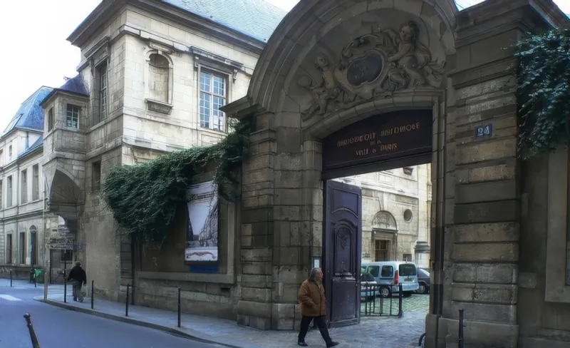 24 rue Pavée, entrée de l'hôtel Lamoignon