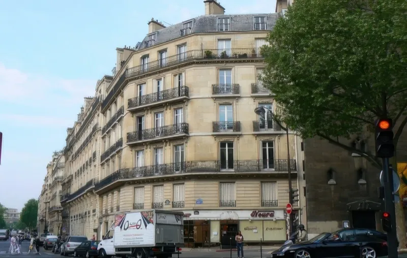 Angle rue Pierre Charron et avenue Marceau