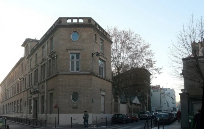 Angle rue Vitruve et rue des Orteaux