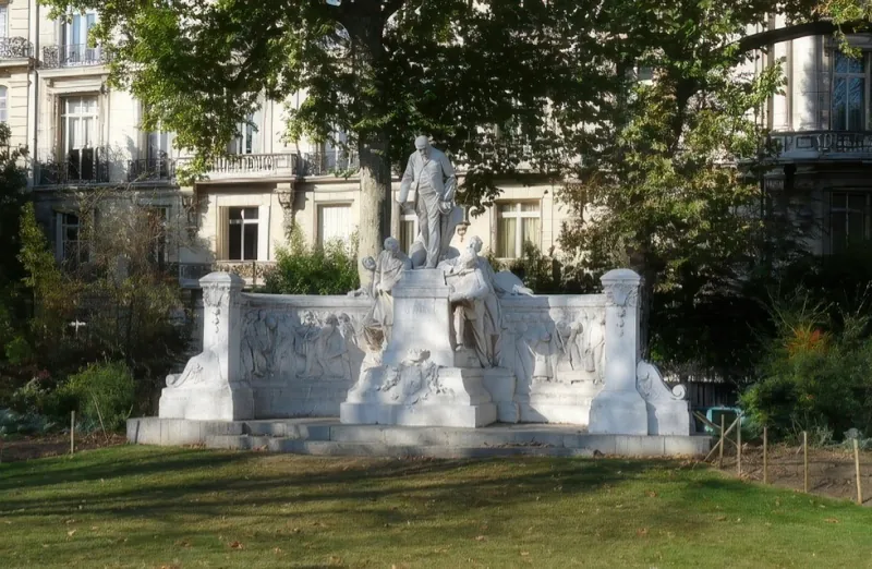 Avenue Foch et statue d'Alphand