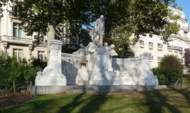 Avenue Foch et statue d'Alphand