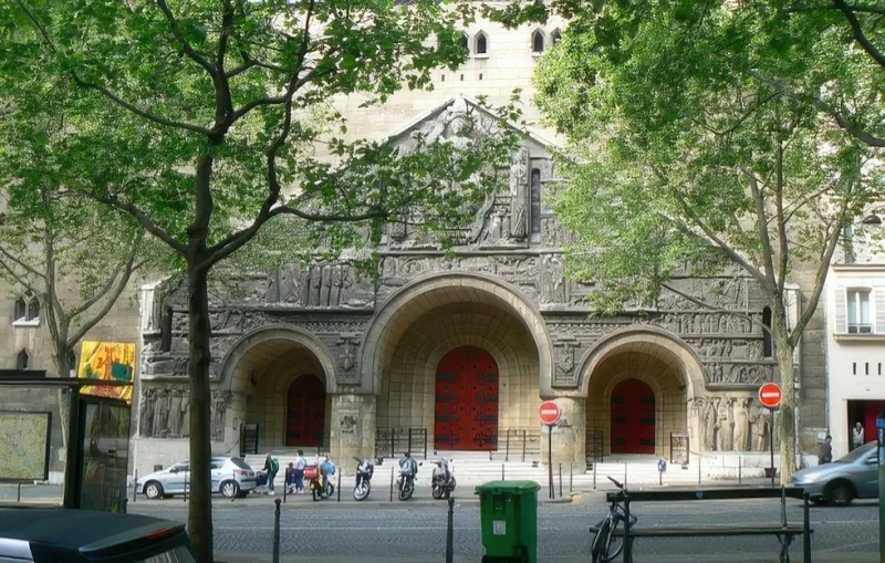 Avenue Marceau et église Saint-Pierre de Chaillot