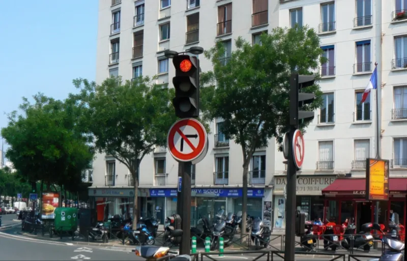 Carrefour boulevard Ménilmontant et boulevard de Charonne