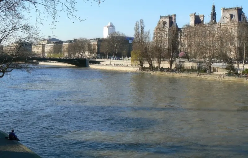Hôtel de ville depuis le quai de Bourbon