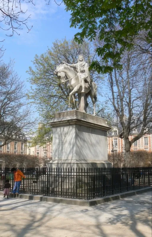 Louis 13 place des Vosges