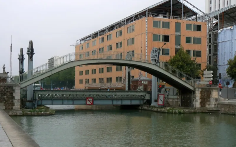 Pont levant rue de Crimée