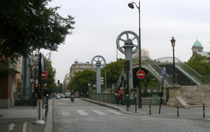 Pont levant rue de Crimée