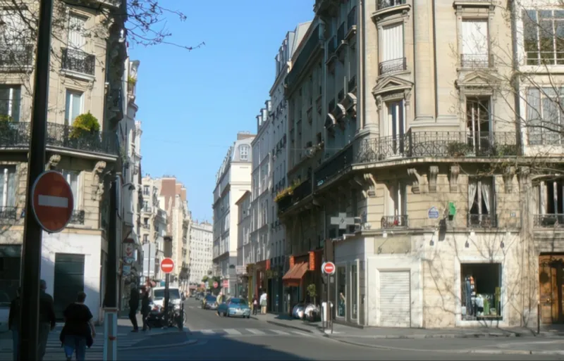 Rue de Grenelle depuis l'avenue Bosquet
