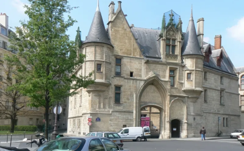 Rue du Figuier et hôtel de Sens