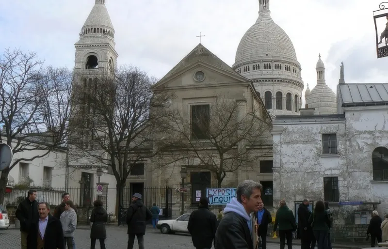 L'église Saint-Pierre et le Sacré Cœur depuis la place du Tertre