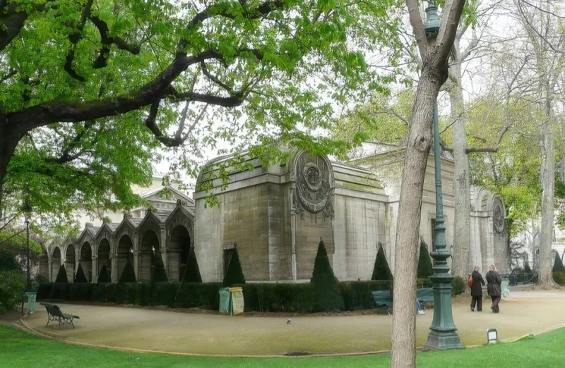 Square Louis XVI